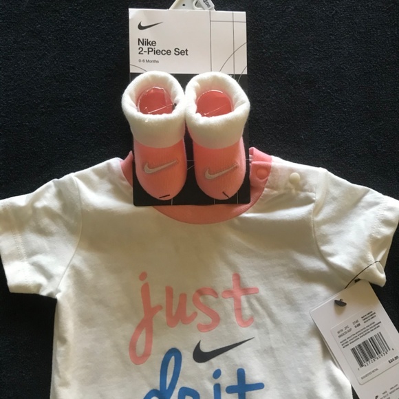 🌸 Nike 2- Piece Set 0-6 Months 🌸 - Picture 2 of 10